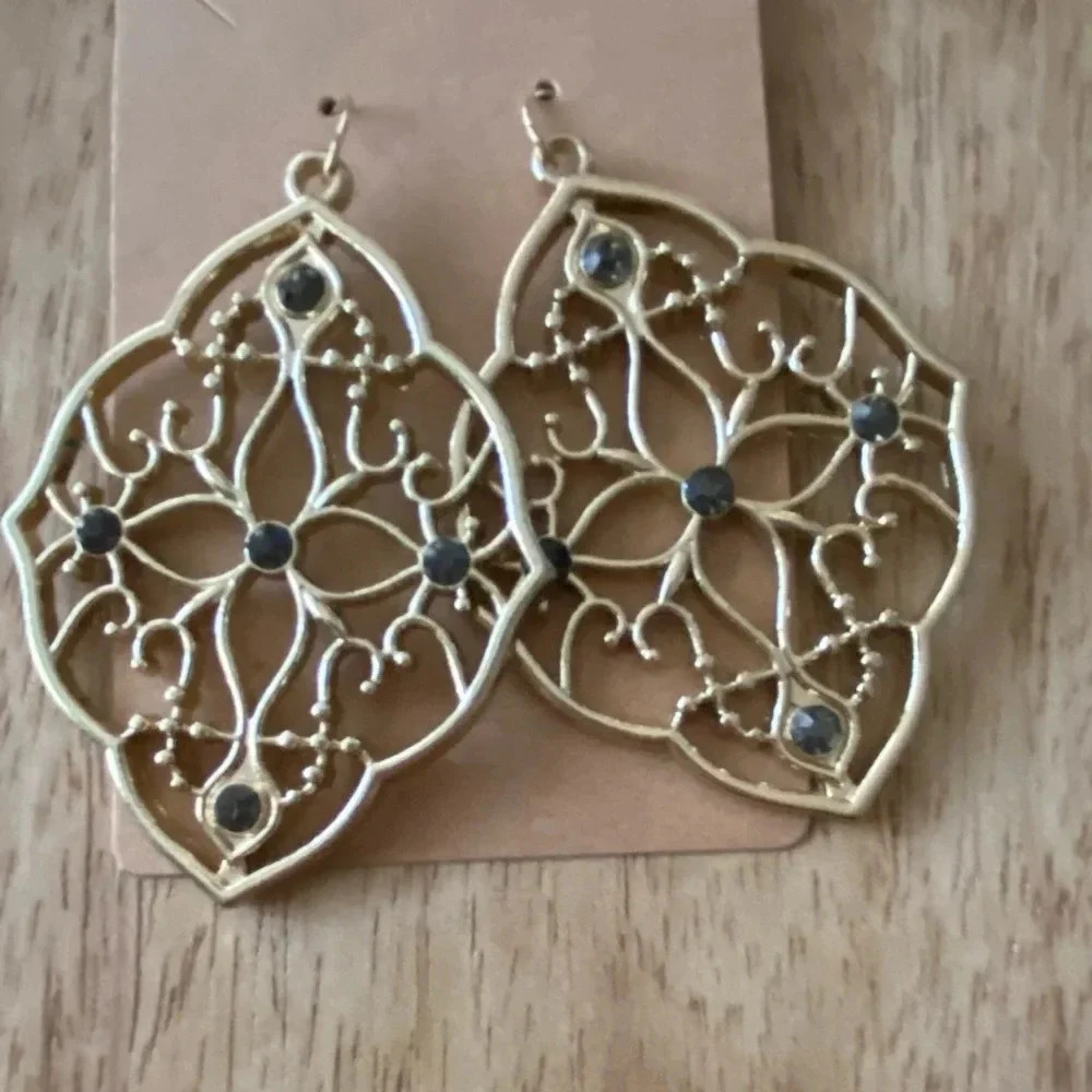 🆕Gold Tone Modern Metals Earrings🆕